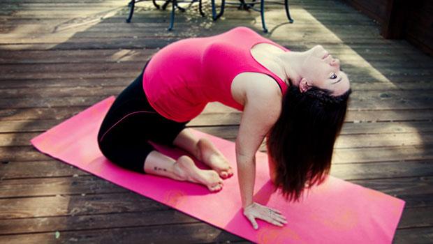 йога для здоровья женщины поза сидячая