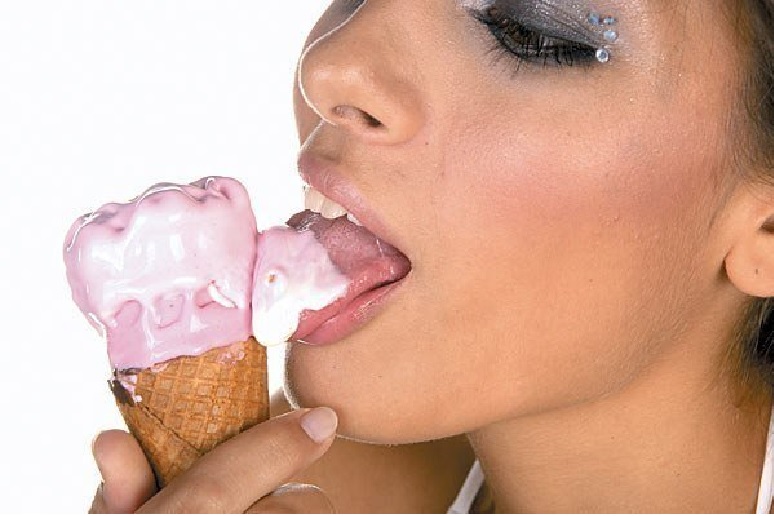 Златовласка AnnaReyHorny знает как заставить член брызнуть йогуртом в рот